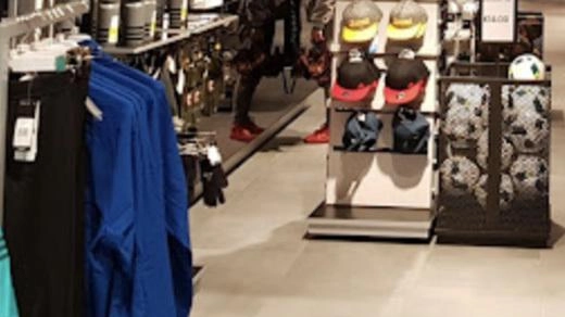 "La cassa sbagliava e io rubavo" L’addetto infedele chiede scusa: intascava i falsi resi dell’Adidas "La cassa sbagliava e io rubavo" L’addetto infedele chiede scusa: intascava i falsi resi dell’Adidas