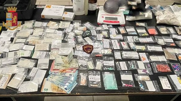 La droga sequestrata dai carabinieri La droga sequestrata dai carabinieri