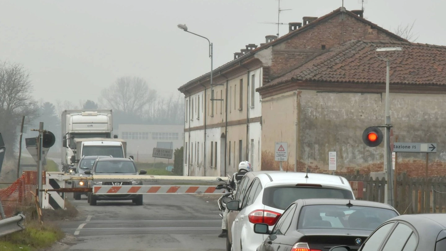 Auto in fila in attesa del passaggio del treno e della riapertura del passaggio a livello in provincia di Pavia