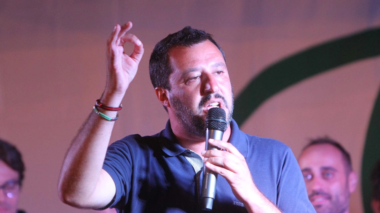 Matteo Salvini sul palco di Arcore Matteo Salvini sul palco di Arcore