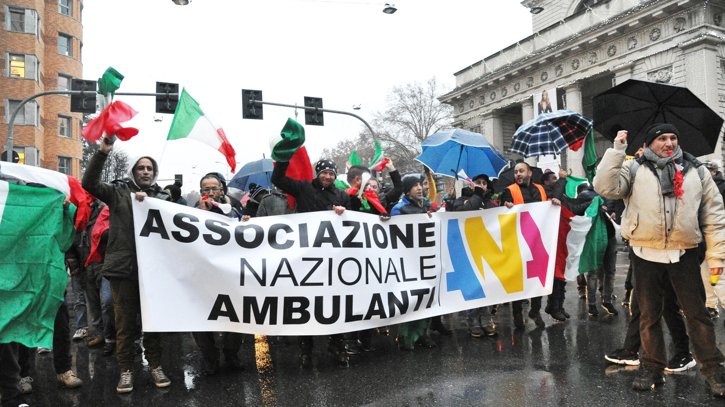 La manifestazione degli ambulanti a Milano contro Area B