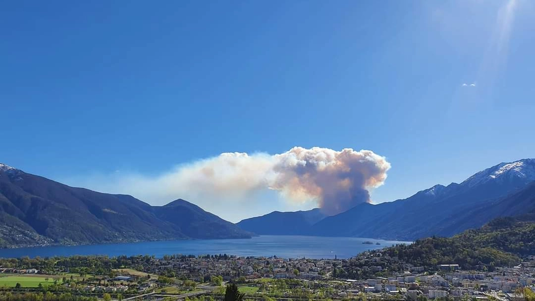 L'incendio in Val Canobbina, sopra il lago Maggiore