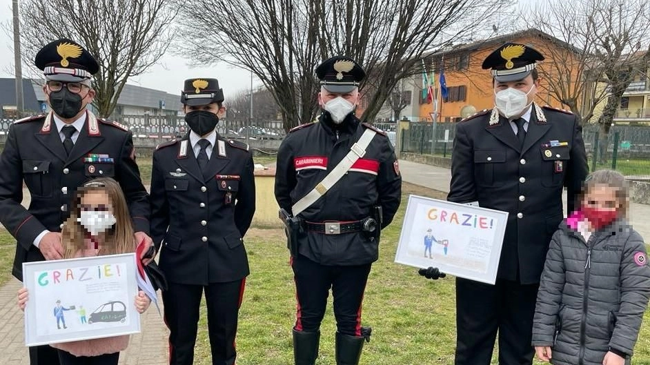 I carabinieri con i messaggi dei bambini