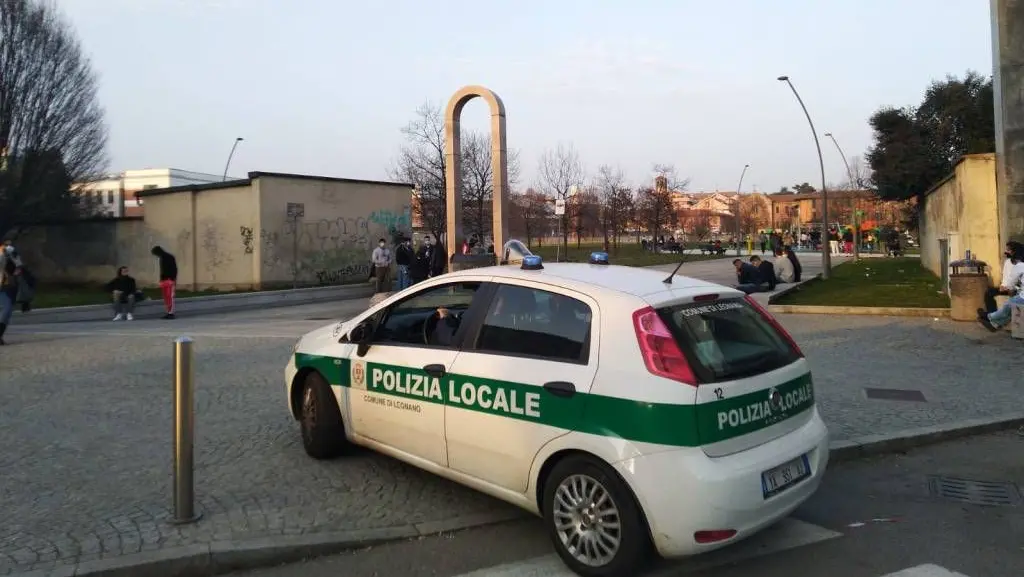 Un appostamento in centro città della polizia locale di Legnano