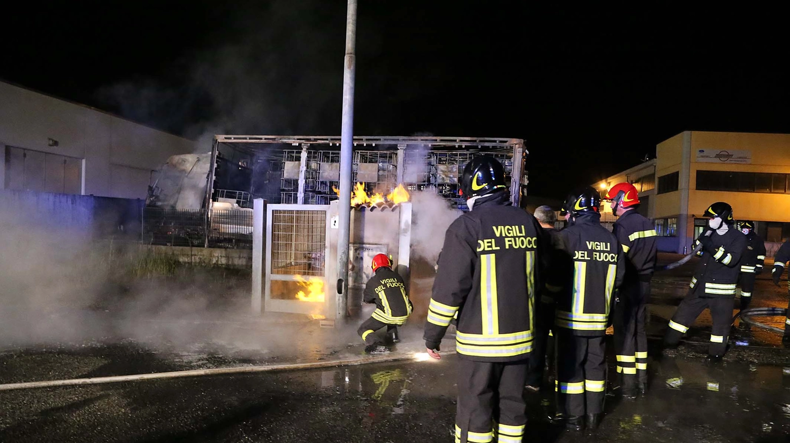 I vigili del fuoco spengono l'incendio alla TransEurope di Mortara