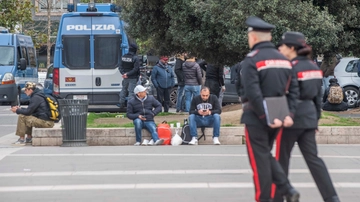 Milano, rapina in via Settala: picchiano e sfregiano un operaio che andava a lavoro in bici