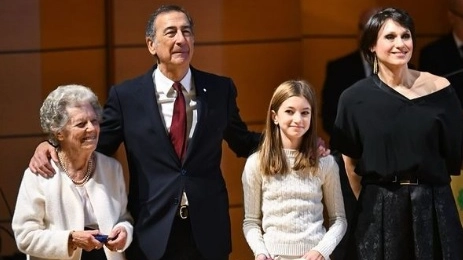 Il sindaco Giuseppe Sala consegna l'Ambrogino d'Oro 2023 ad Amalia Ercoli Finzi