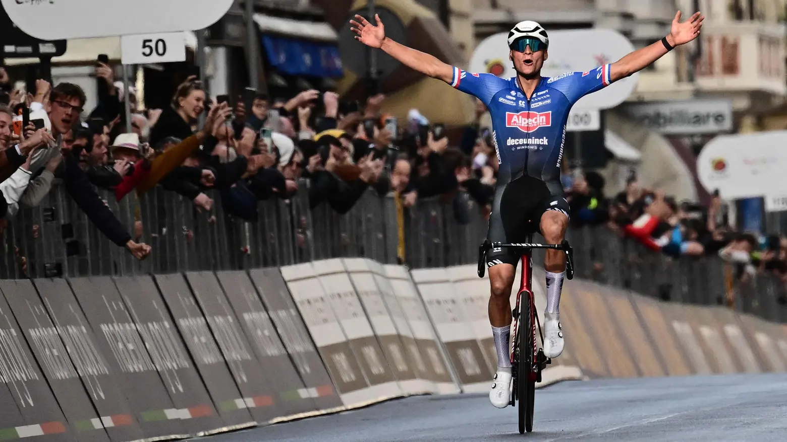 Mathieu Van Der Poel sul traguardo di Sanremo Mathieu Van Der Poel sul traguardo di Sanremo