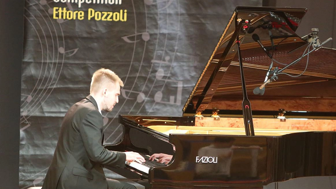 La sinfonia dei talenti. Sfida tra piano e YouTube. Pronti al Concorso Pozzoli La sinfonia dei talenti. Sfida tra piano e YouTube. Pronti al Concorso Pozzoli