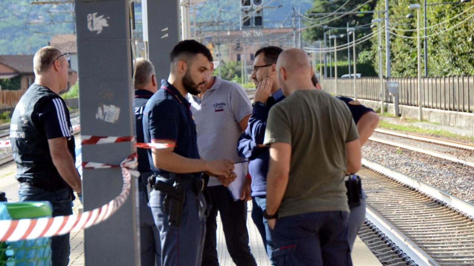 Agguato in stazione Ucciso a coltellate davanti alla madre Agguato in stazione Ucciso a coltellate davanti alla madre
