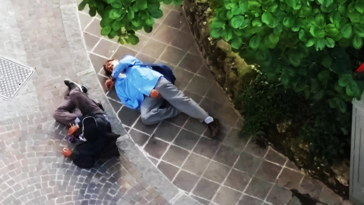 Due uomini sdraiati  a terra in pieno giorno nei giardini (foto De Pascale) 