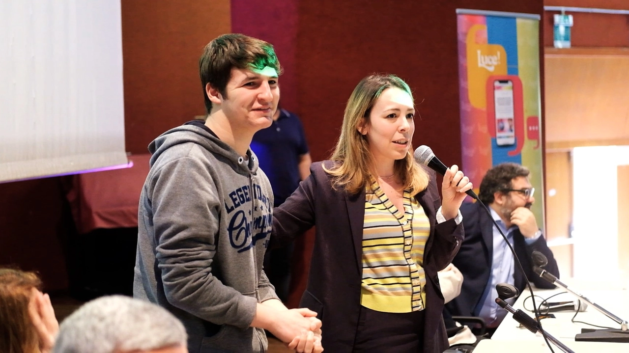 Uno studente con al direttrice di QN Agnese Pini a Luce! Tour School Edition