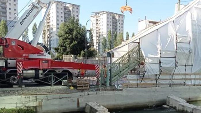 Allarme Naviglio, cede la fognatura Navigazione interrotta sul canale Allarme Naviglio, cede la fognatura Navigazione interrotta sul canale