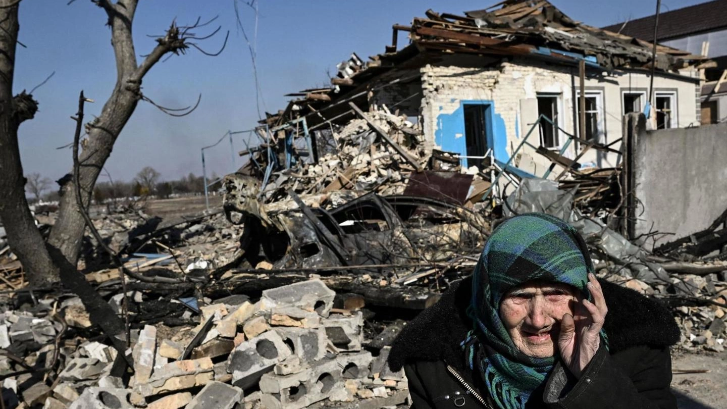 Donna disperata davanti alla sua casa distrutta nel villaggio di Krasylivka, a est di Kiev