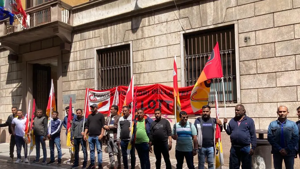 Quaranta licenziamenti alla Vefer Protesta davanti al Tribunale Quaranta licenziamenti alla Vefer Protesta davanti al Tribunale