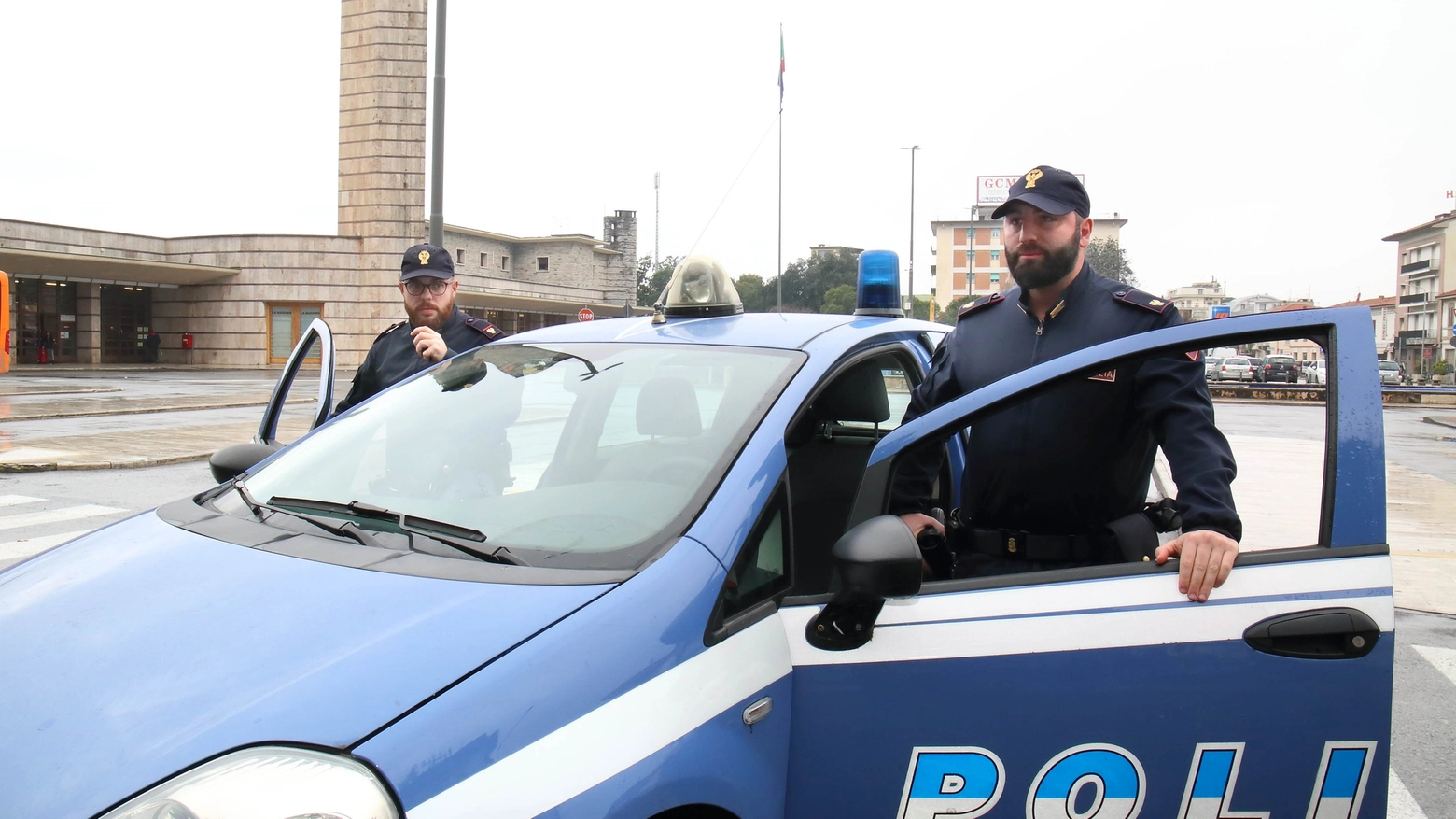 Indaga la polizia Indaga la polizia