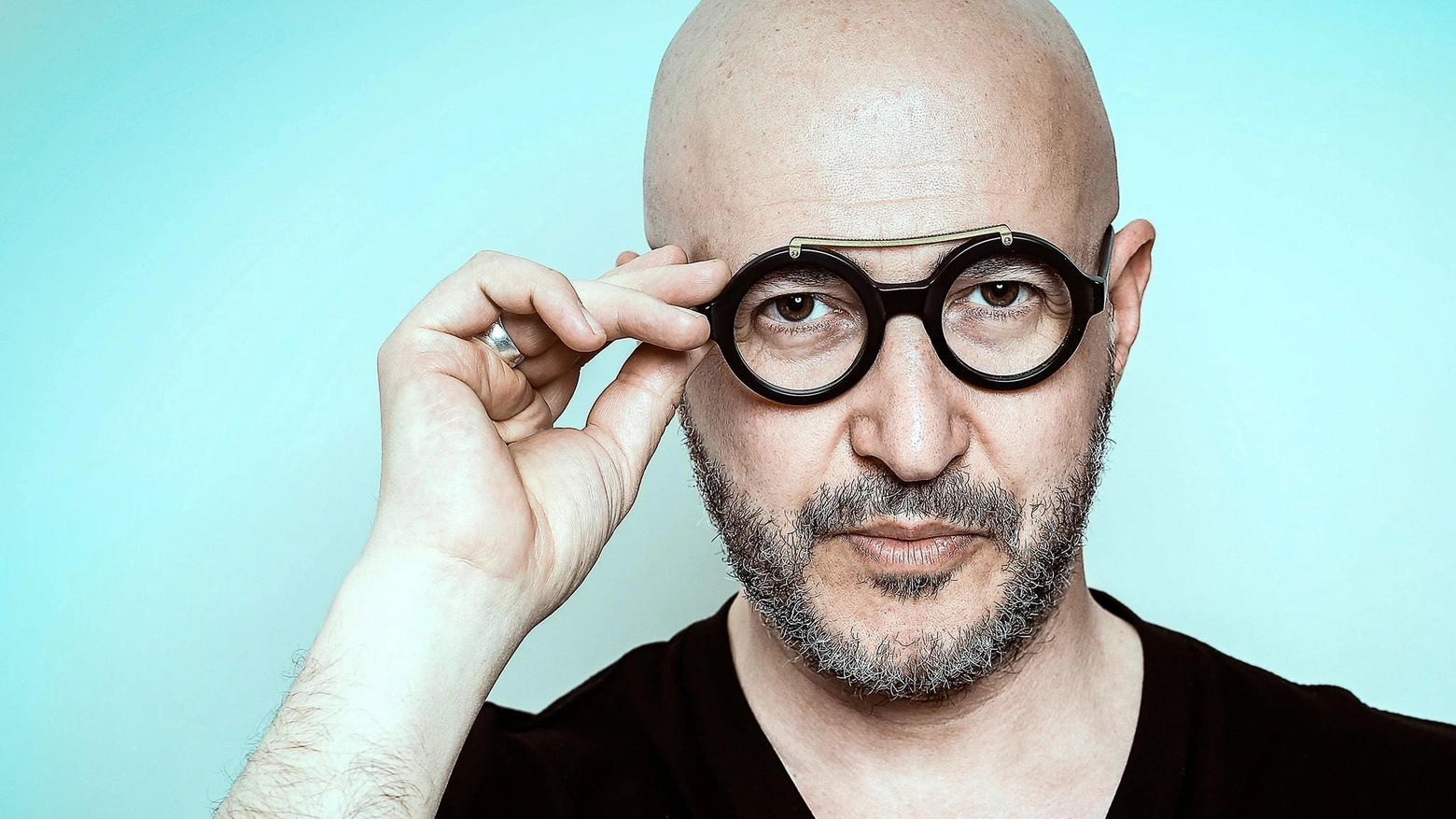 Saturnino borseggiato a Milano: Lui risponde con ironia "Vinci al SuperEnalotto"
Saturnino borseggiato a Milano: Lui risponde con ironia "Vinci al SuperEnalotto"