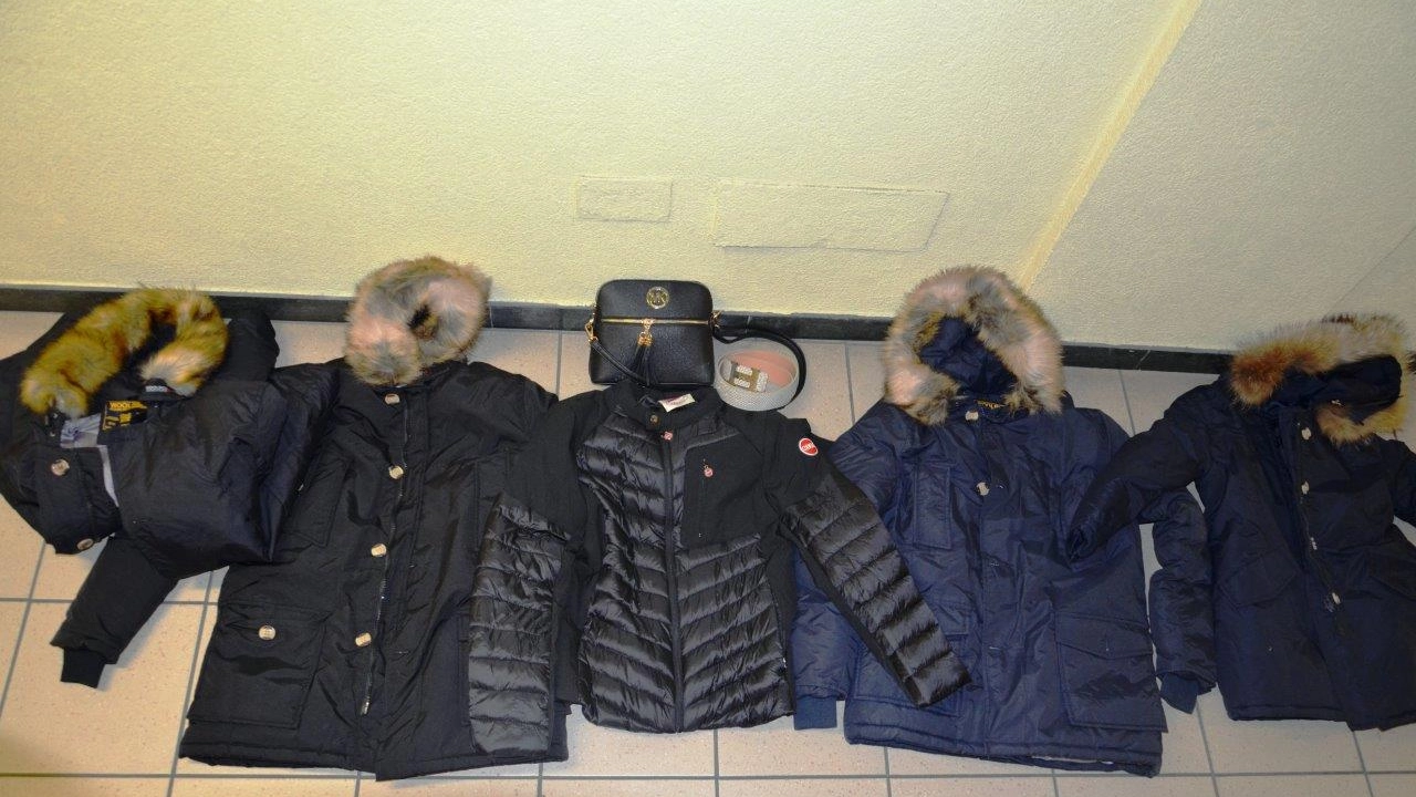 I capi di abbigliamento contraffatti sequestrati dai carabinieri