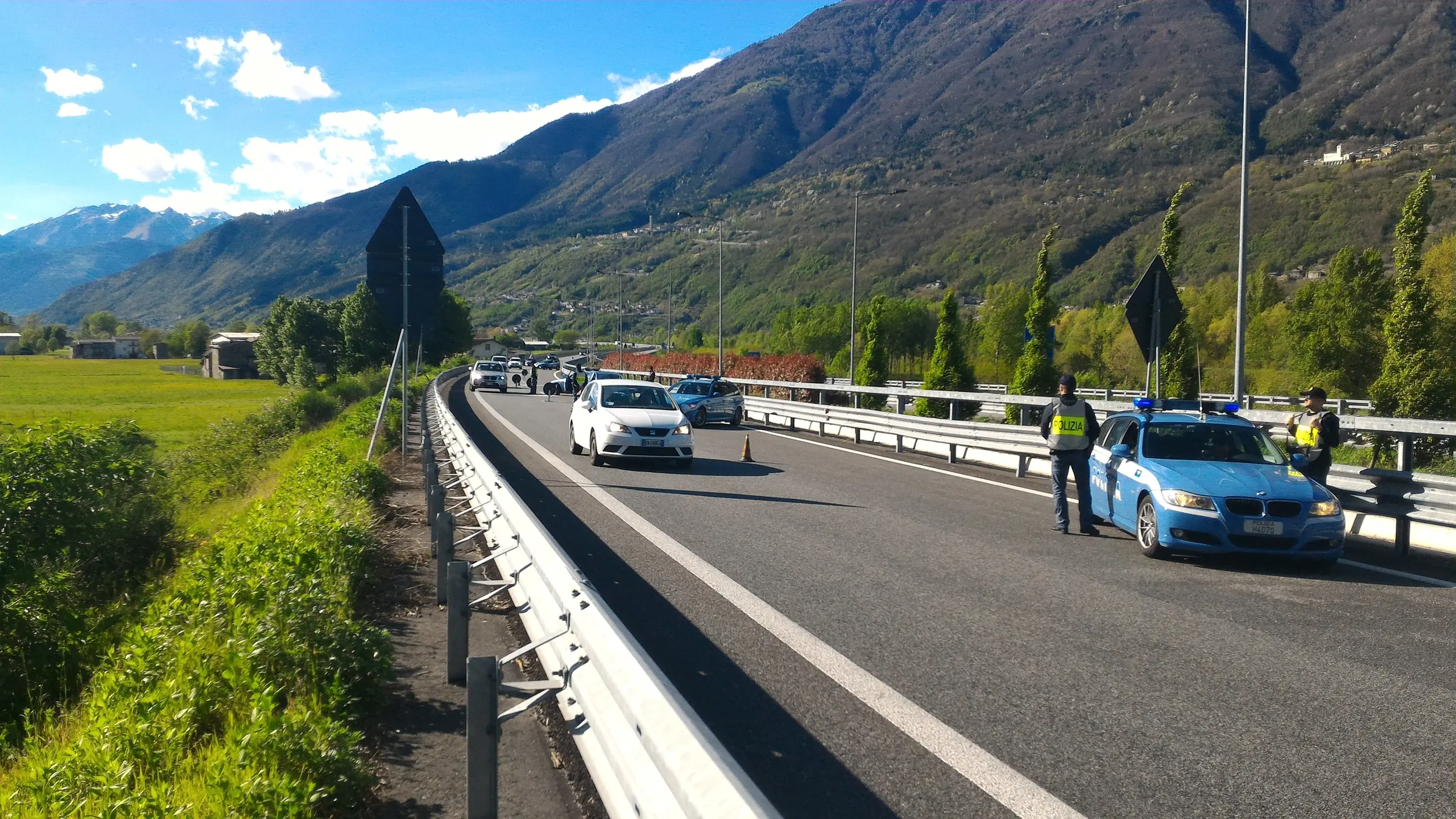 Sorpreso in auto senza patente, con martello e tenaglie: denunciato