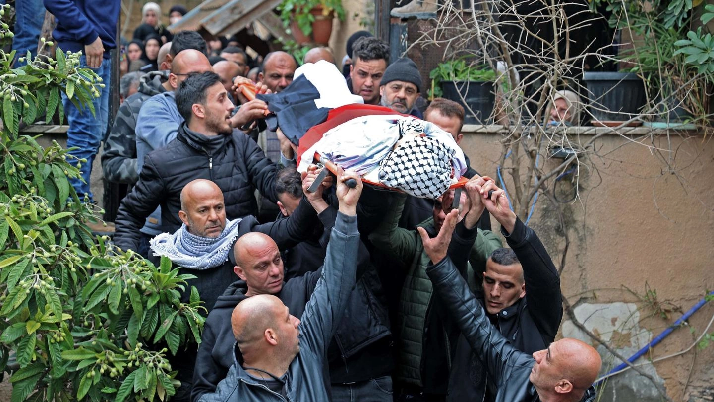 La bara del giovane palestinese ucciso dall'esercito israeliano