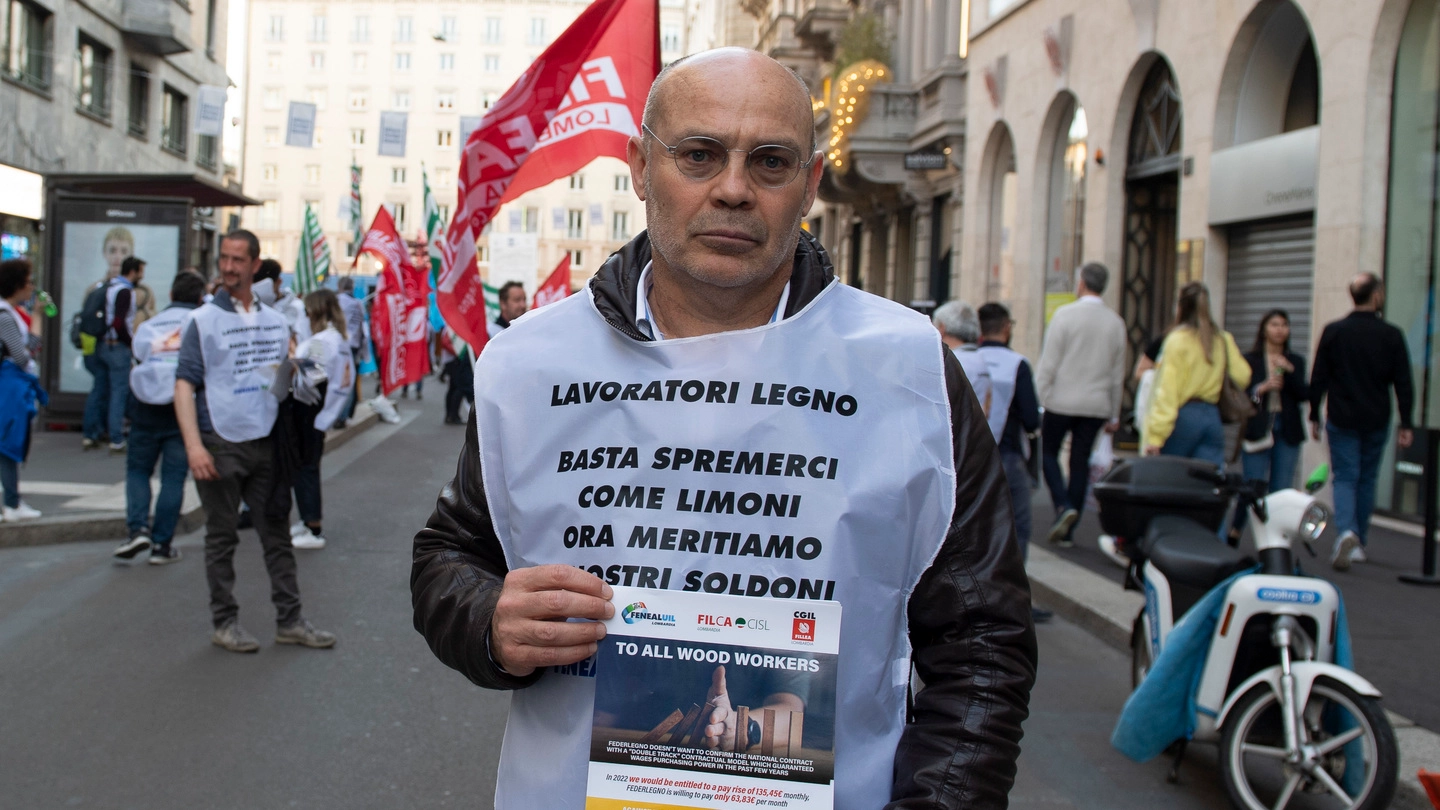 Una protesta dei lavoratori del legno in occasione del Salone del Mobile