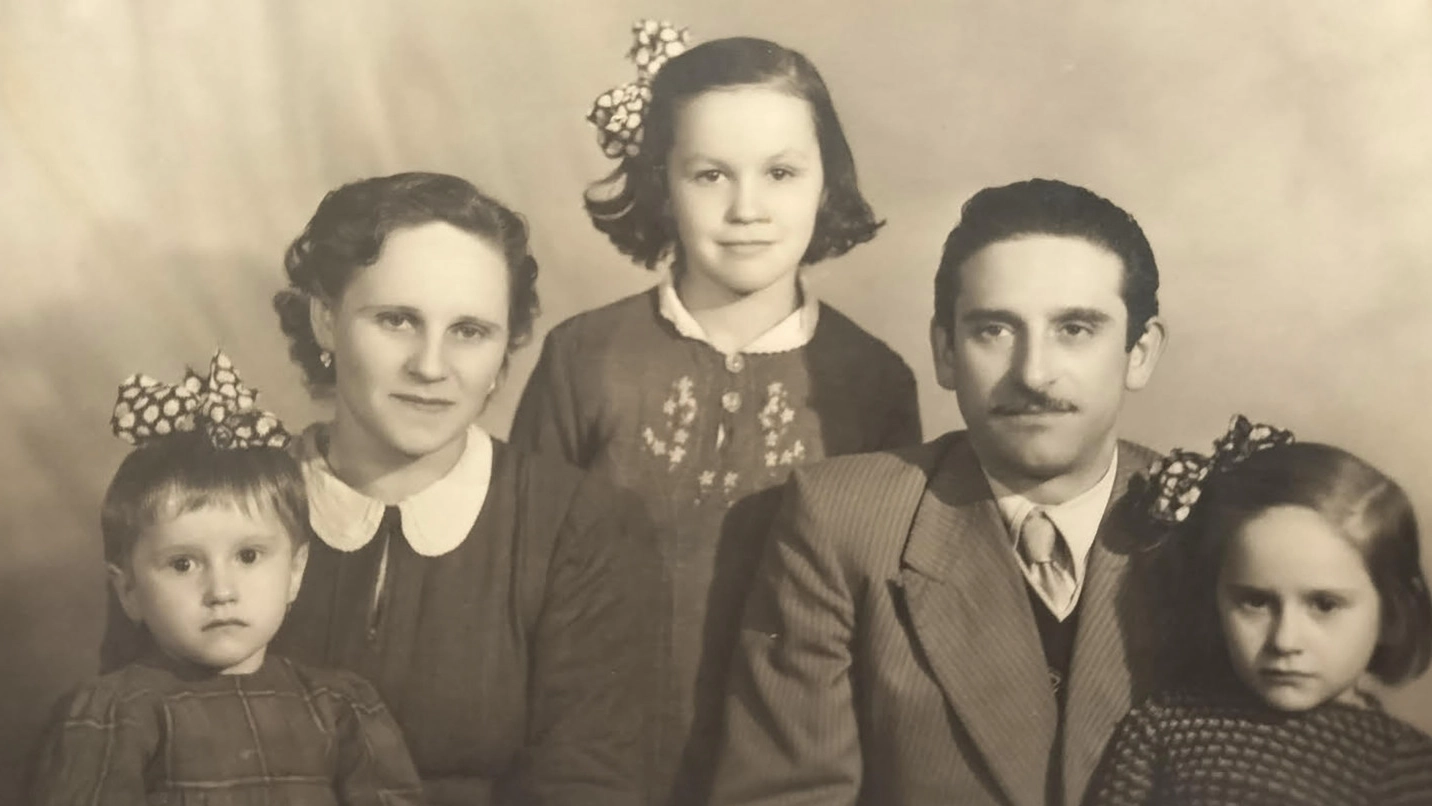 La famiglia Gritti al completo A sinistra, Mamma Zinaida con l’ultima nata. A destra papà Santo insieme a Mariuccia venuta al mondo il 22 novembre 1945 e concepita a Birkenau poco dopo la liberazione Dietro di loro Zoia, la figlia di Zinaida