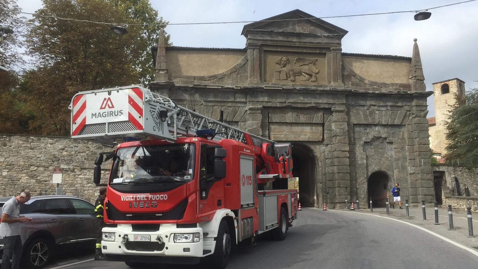 Un camion ha urtato porta Sant’Agostino, a Bergamo