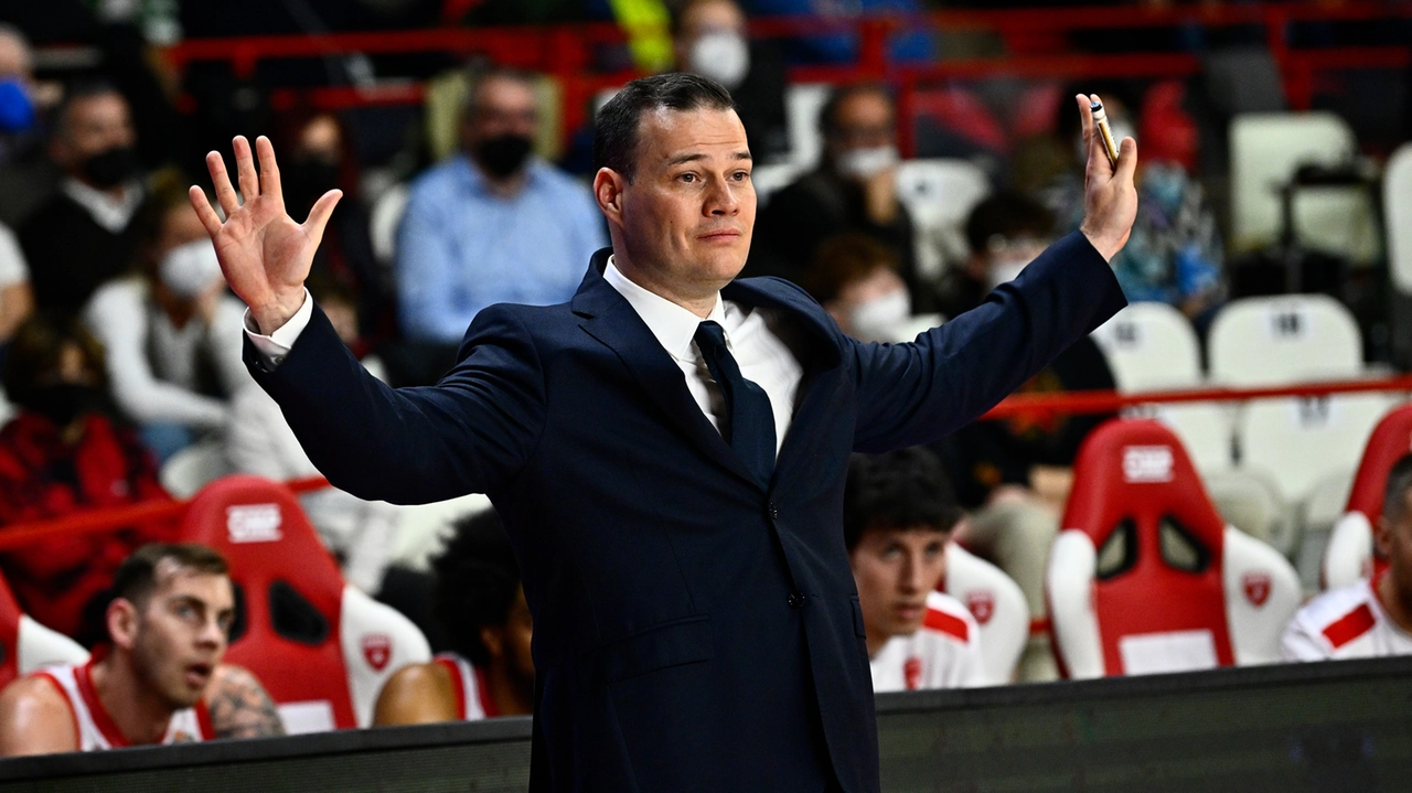 La Pallacanestro Varese esonera il tecnico Roijakkers: giocatori insultati
