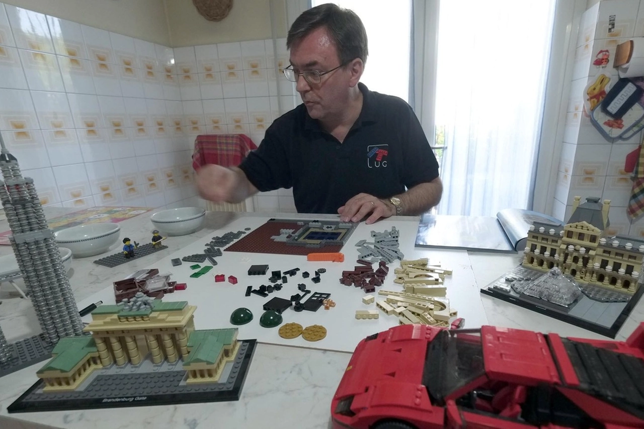 PASSIONE Marco Montrasio con la sua ultima creazione: il palazzo del ModernoARTISTA Montrasio si tiene in allenamento costruendo auto, camion e gru della serie Technic, torri, hotel e palazzi con kit già pronti È anche referente dell’associazione di appassionati ItLug
