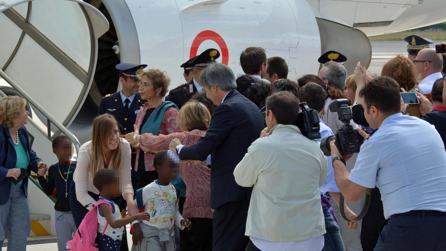 L’arrivo a Roma lo scorso anno dei bimbi congolesi accompagnati dal ministro Boschi