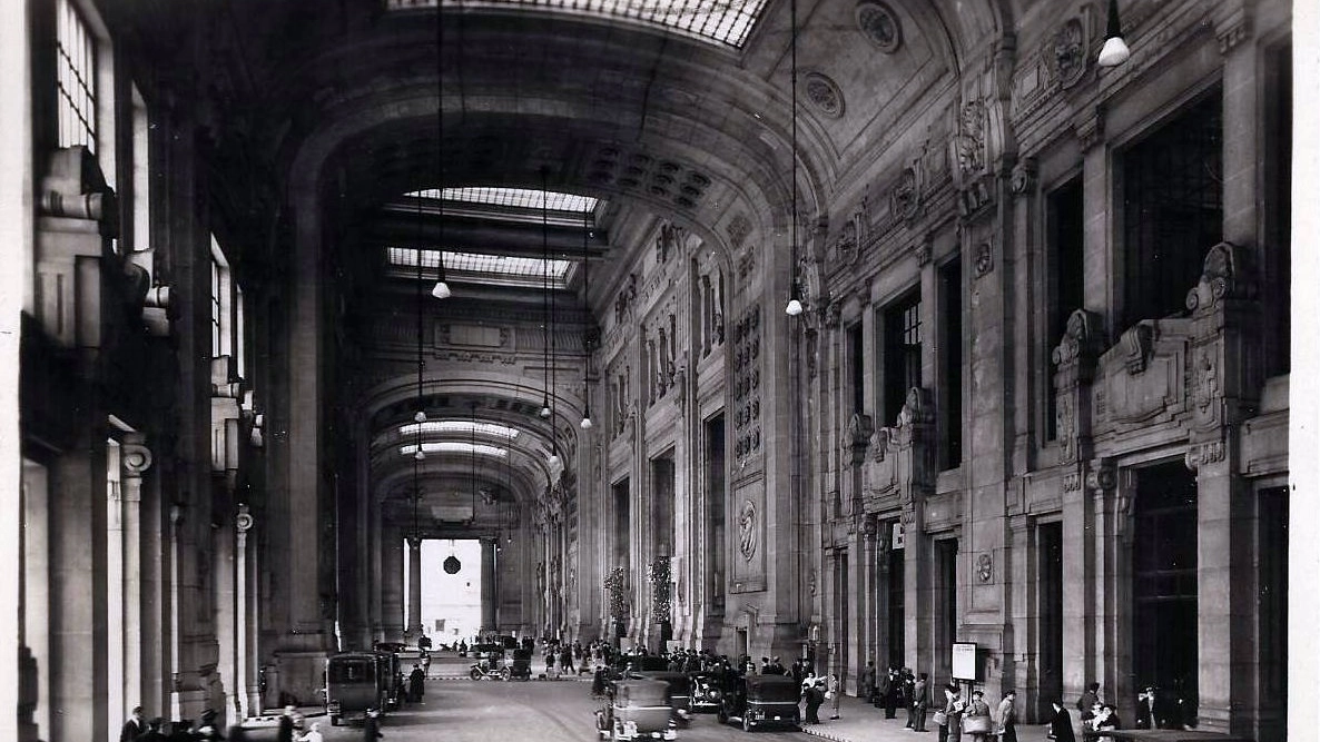 Un'immagine della Milano che fu: la galleria delle carrozze in stazione Centrale