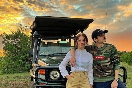 Fabio Rovazzi con la fidanzata Karina Bezhenar (foto Instagram)