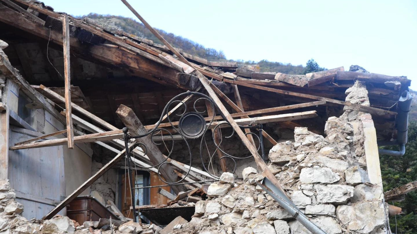 I danni del terremoto a Castel Sant’Angelo sul Nera