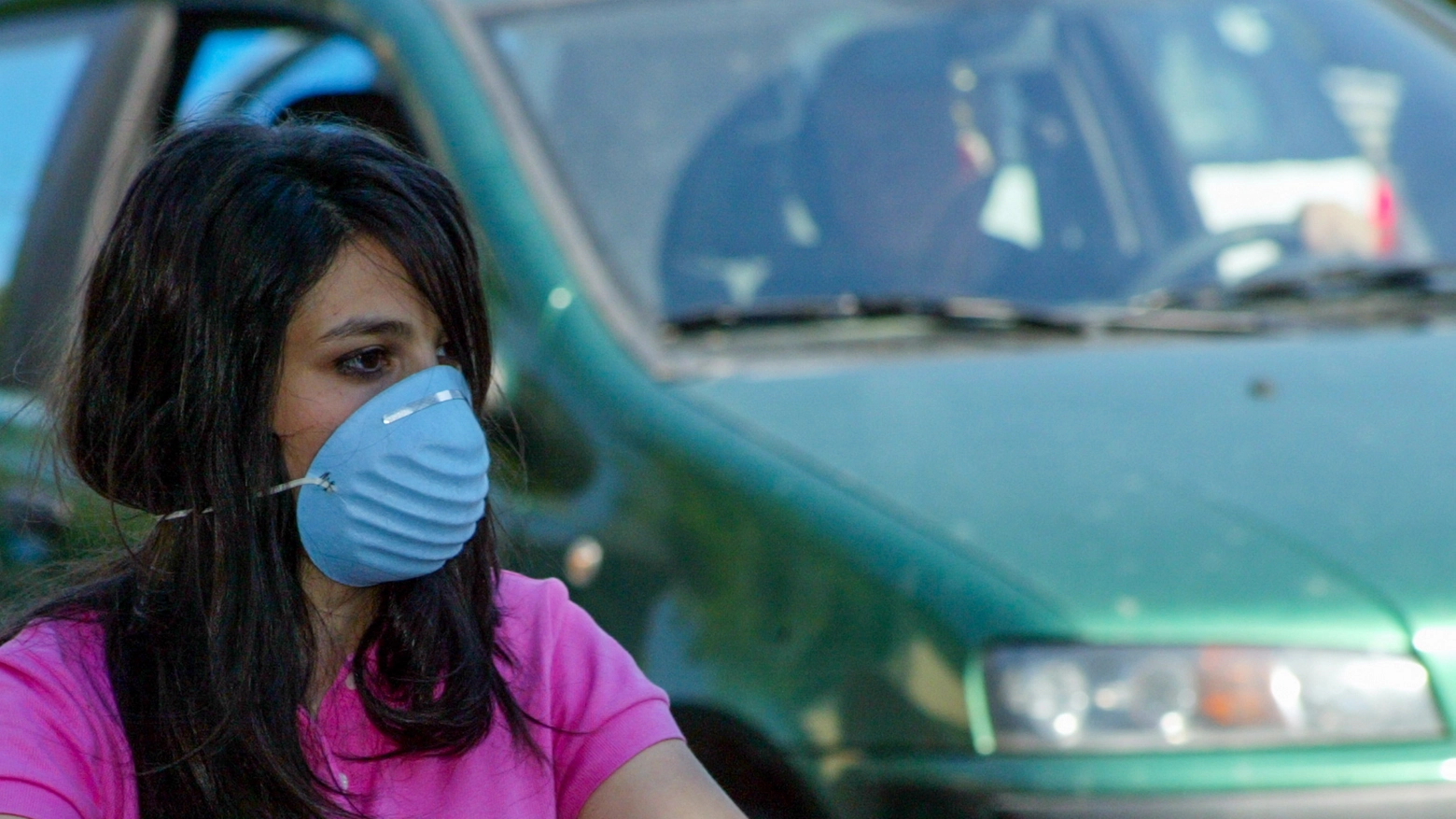 Ragazza con la mascherina contro l'inquinamento