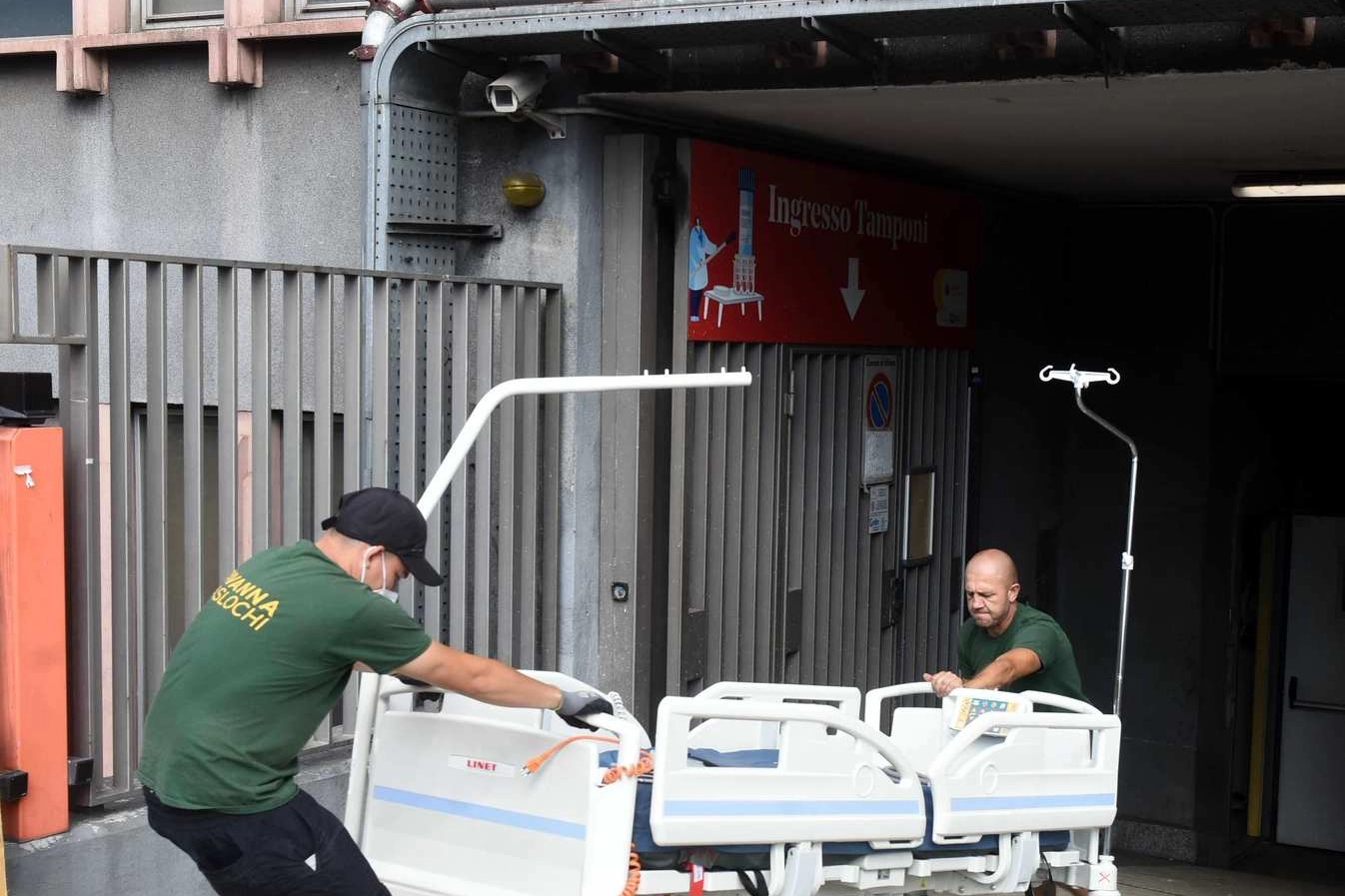 Il trasloco di letti e attrezzature dagli ospedale di via Galeazzi e Faravelli