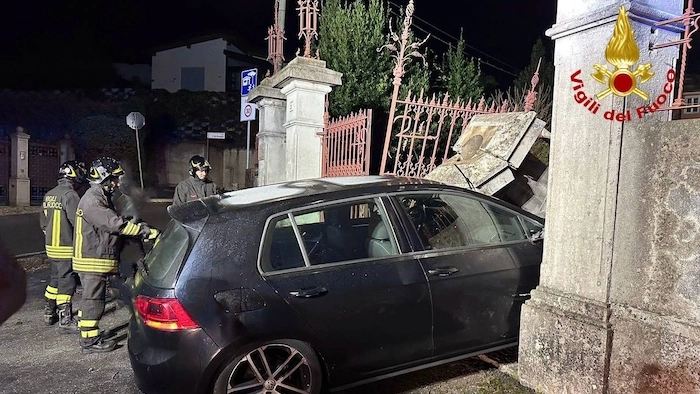 Germignaga, incidente tra due auto e una sfonda il cancello di una casa (Foto vigili del fuoco)