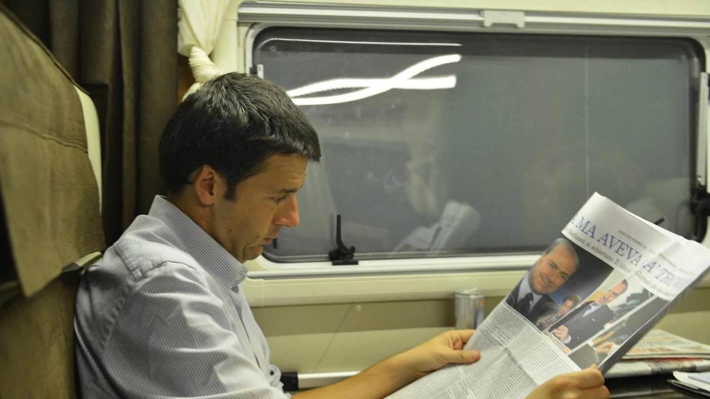 Matteo Renzi in treno (Ansa)