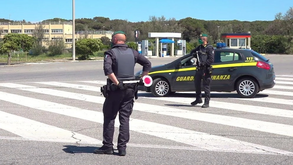 L'uomo non si è fermato all'alt della Guardia di finanza (foto di repertorio) L'uomo non si è fermato all'alt della Guardia di finanza (foto di repertorio)