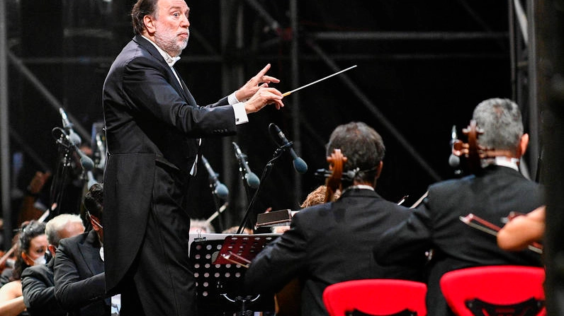 Il maestro Riccardo Chailly mentre dirige sul palco la Filarmonica della Scala