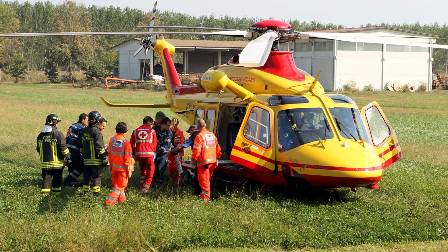 Gli operai più gravi sono stati trasportati in Elisoccorso agli ospedali di Niguarda e Parma