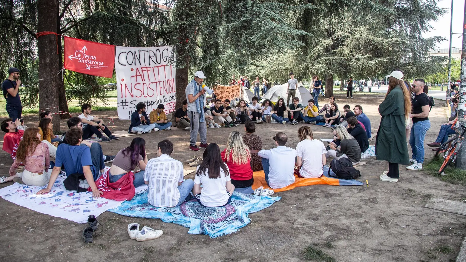 Le tende contro il caro affitti davanti al Politecnico