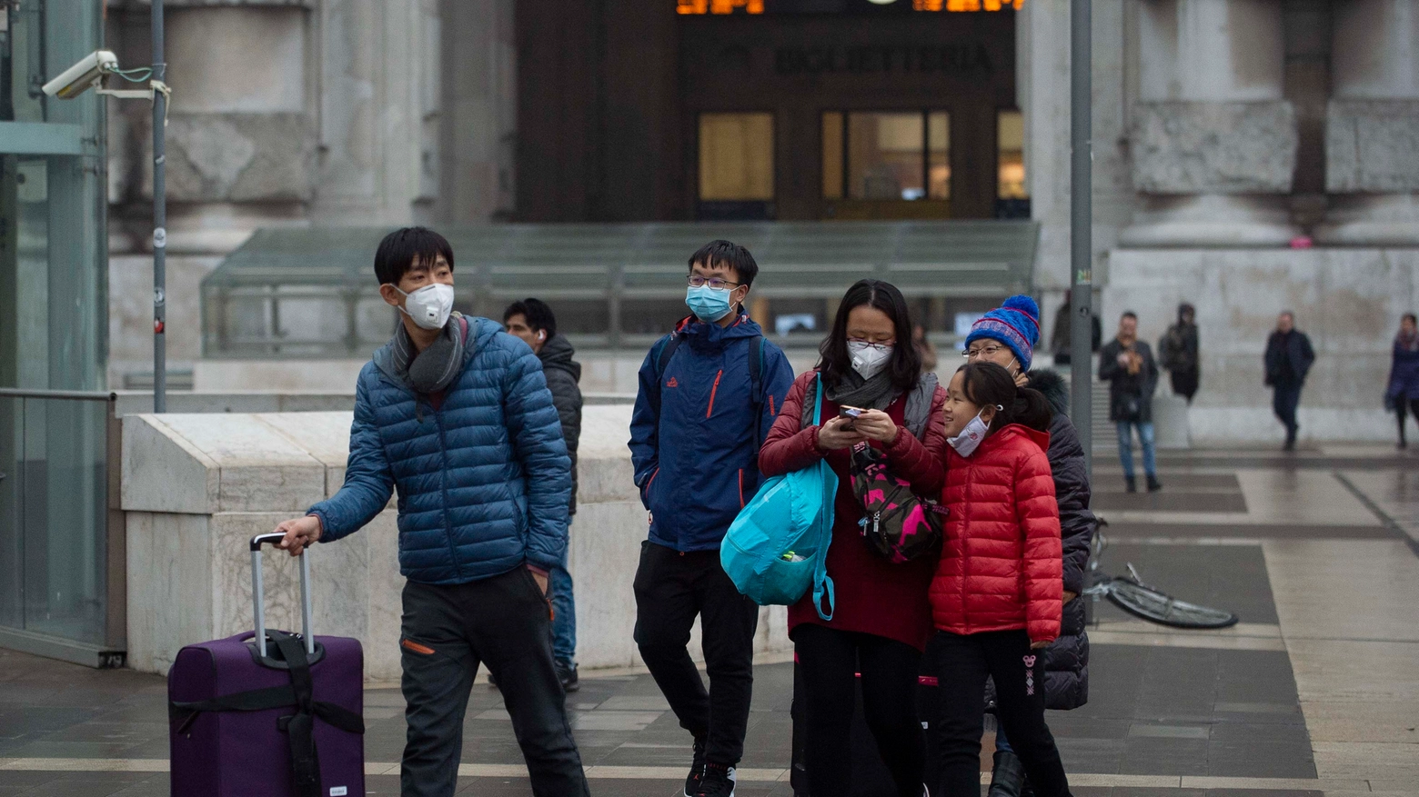 Turisti cinesi con la mascherina in piazza Duca d'Aosta