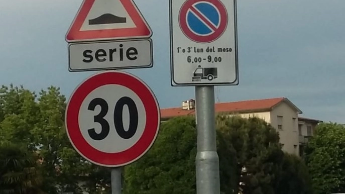 Il nuovo cartello appeso al palo in via Lodivecchio