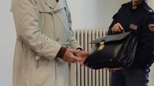 Zaino, Ipad e borsa del medico rubati: nella campana dei vestiti usati Zaino, Ipad e borsa del medico rubati: nella campana dei vestiti usati