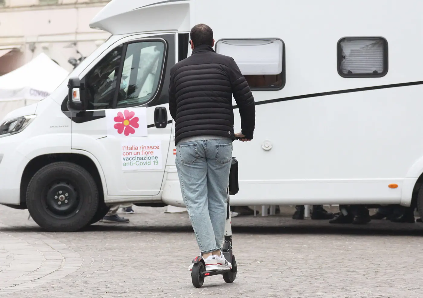 Milano, le vittime del violentatore in monopattino: "Buttate a terra e aggredite"