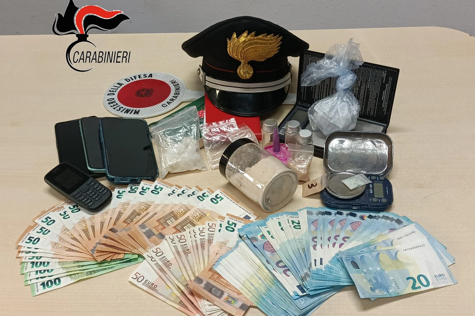Soldi e droga sequestrati dai carabinieri