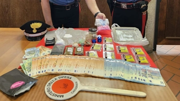 Arcore, si barrica in casa per evitare la perquisizione: scoperto minimarket della droga