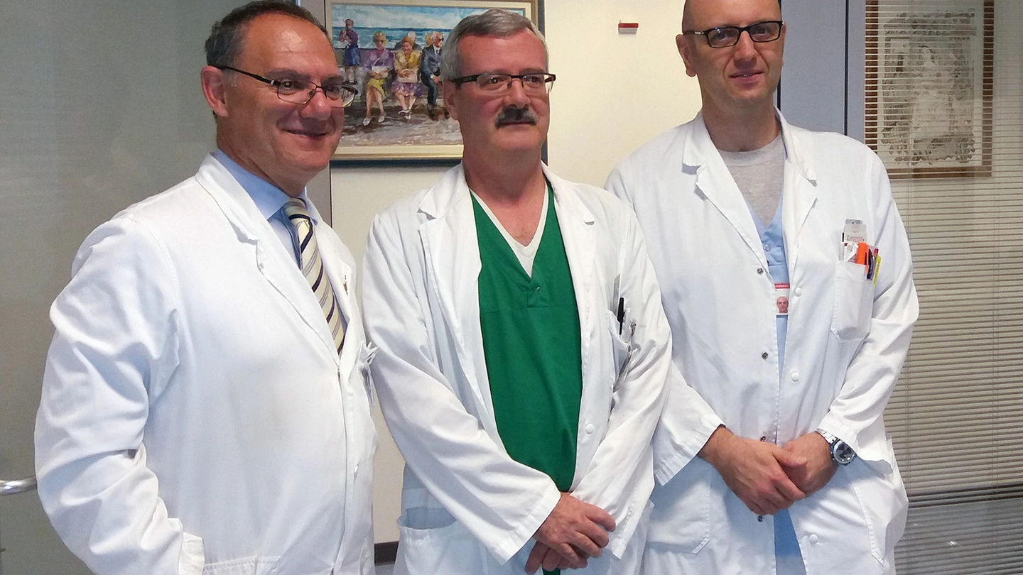 l direttore generale Massimo Lombardo (a sinistra) con i medici Massimo Pagani (al centro) e Matteo Mariani della Cardiochirurgia