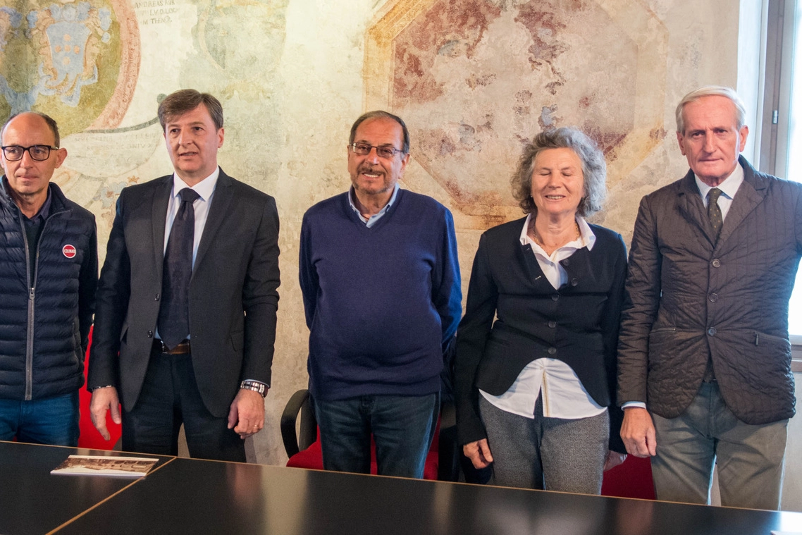 IMPEGNO In alto il sindaco  di Teglio, Elio Moretti, secondo da sinistra (National Press)
