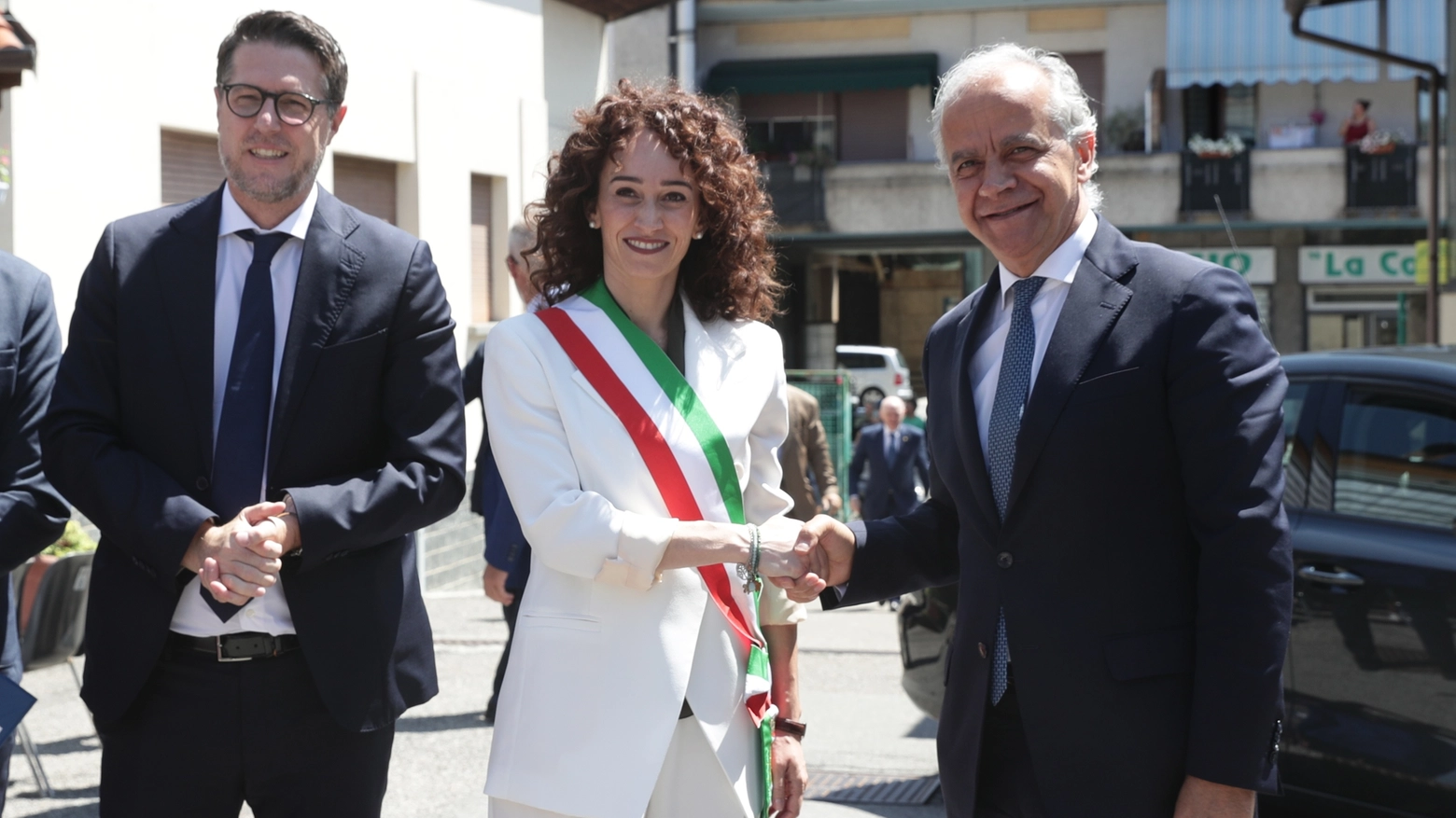 Il ministro Matteo Piantedosi stringe la mano al sindaco di Cantù Alice Galbiati